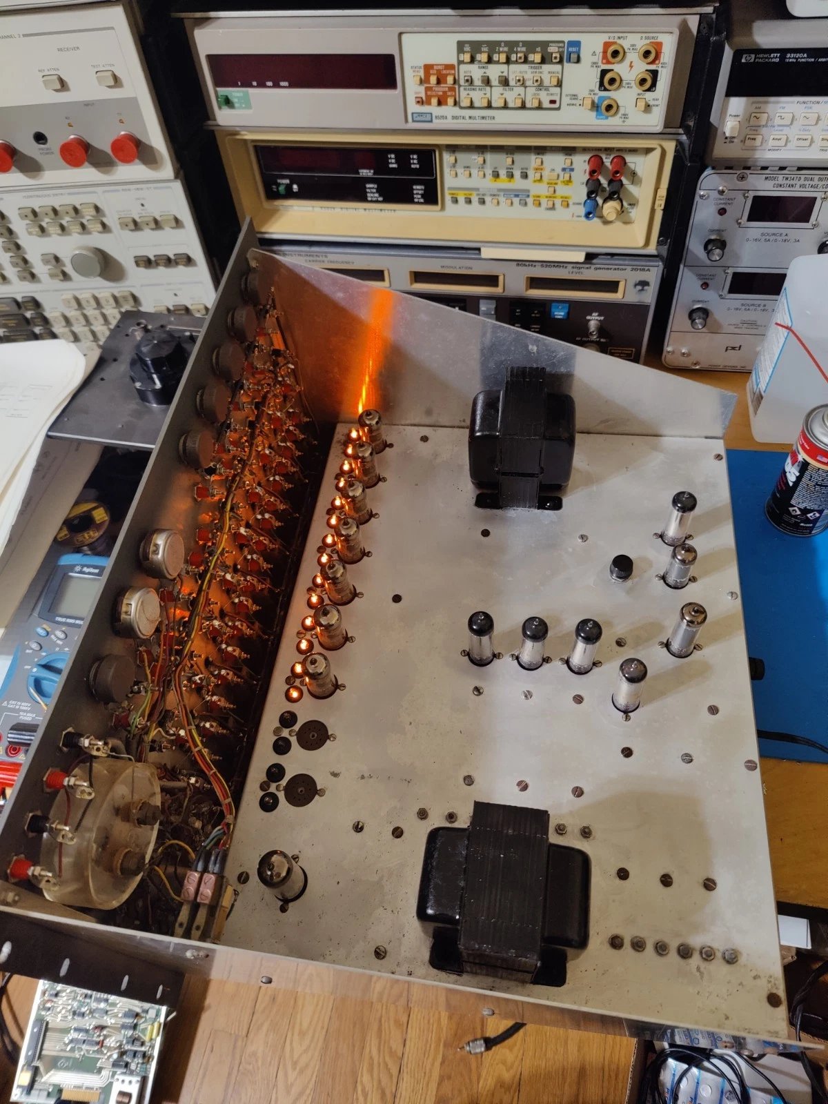 EC-1 running a spring-mass problem — the purple glow of the OA2/OB2 VR tubes is visible at the rear, and the scope shows a decaying sinusoid
